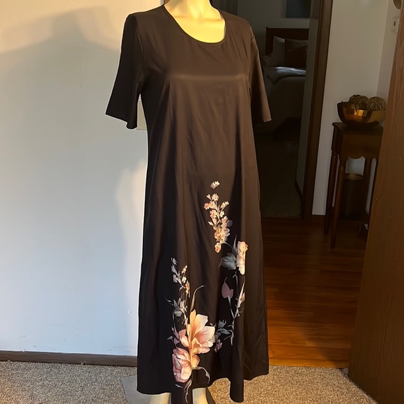 Dresses & Skirts - Beautiful Maxi Floral Dress!💗🍍🍍🍍